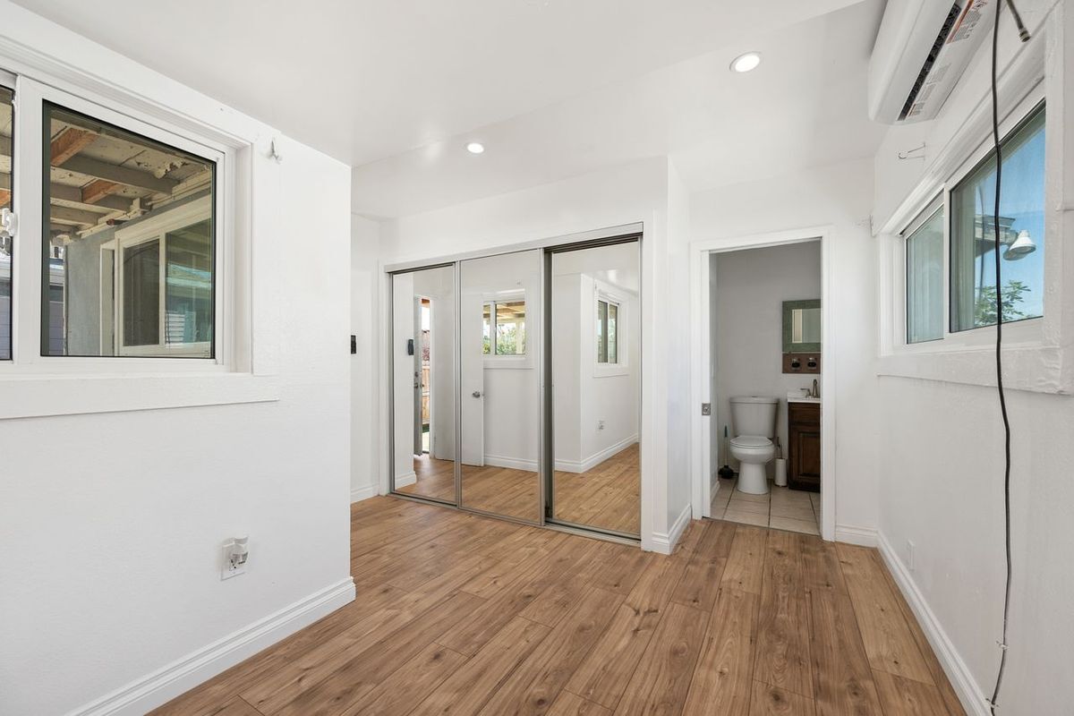 Building Photo - 1418 W 69th St