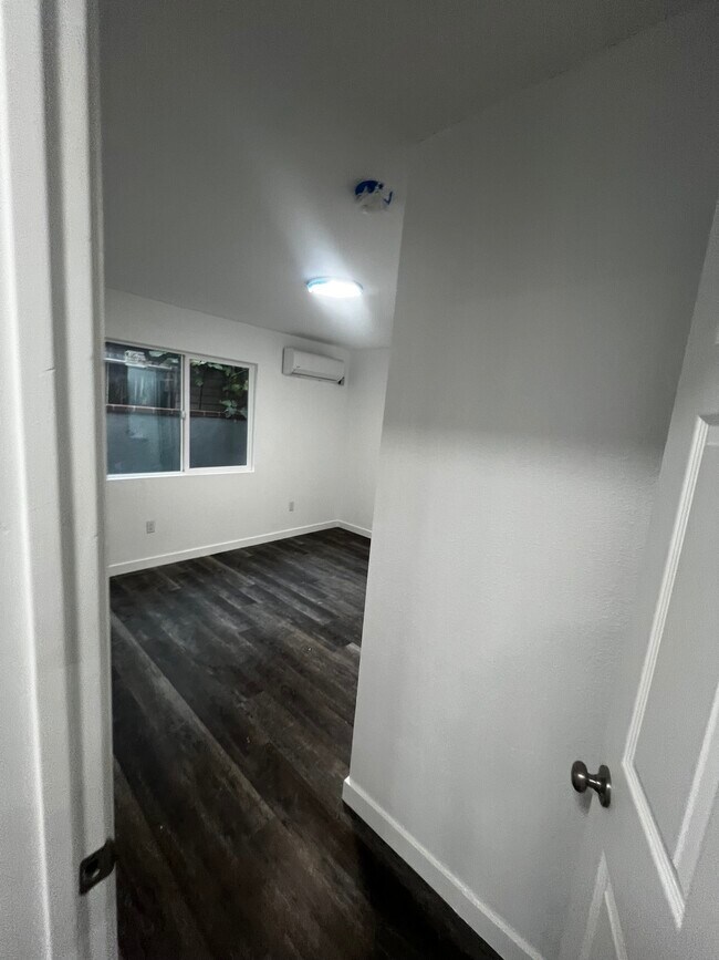 Building Photo - 2116 Zoe Ave