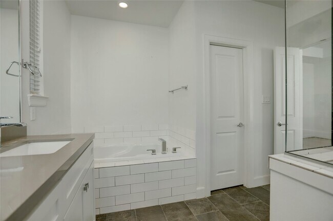 Building Photo - 954 W 18th St