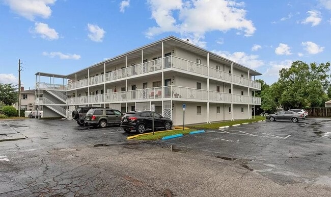 Building Photo - 320 Lakeview St