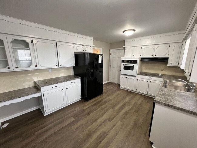 Building Photo - Spacious 3BR with Large Yard & 2-Car Garage