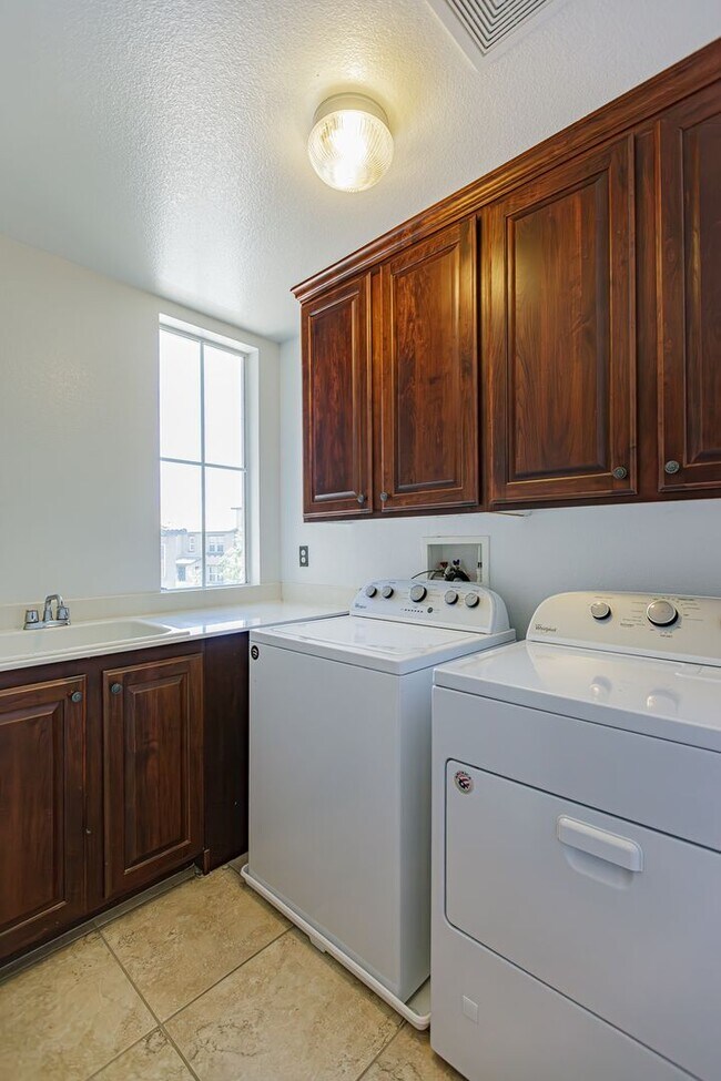 Building Photo - Townhome near Downtown Summerlin