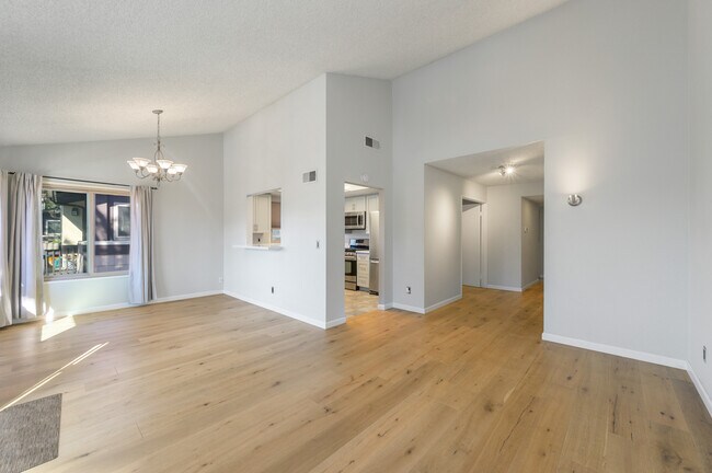 Building Photo - 6716 Clybourn Ave