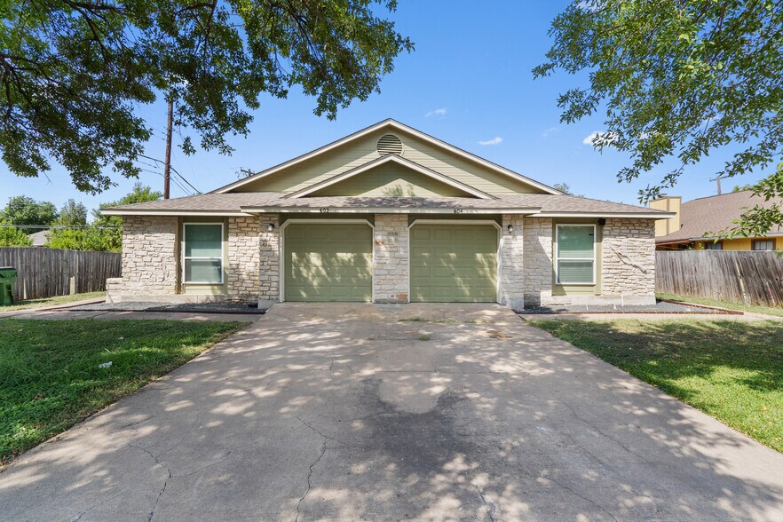 Front of duplex. 602 is on the left side. - 602 Peterson St