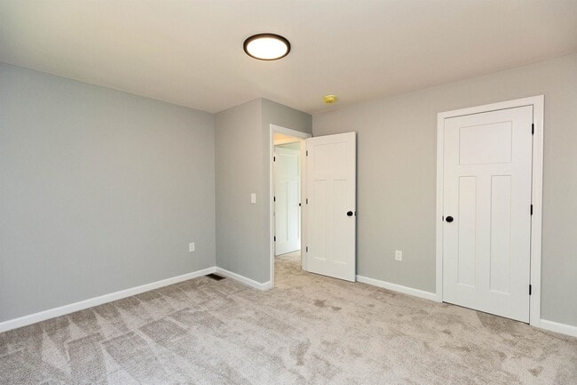 Building Photo - 231 Putnam Hill Rd