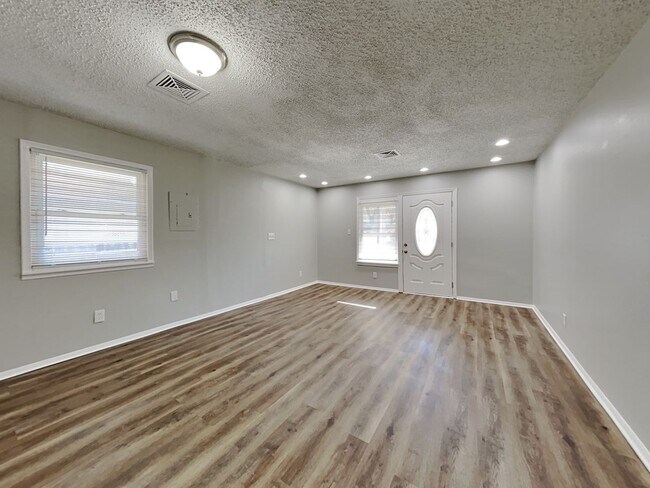 Building Photo - Updated 3-Bed Home with Granite Kitchen Near Shopping & Highways – Independence, MO