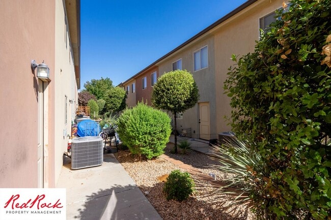 Building Photo - Charming 3 Bedroom Townhome with INTERNET INCLUDED & Dog-Friendly!