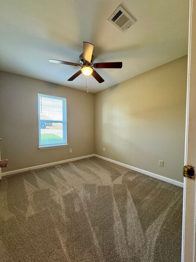 Building Photo - Charming 3 Bedroom, 2 Bath Home Available Now!
