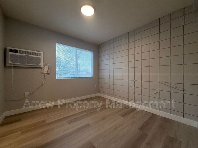 Building Photo - 877 N 26