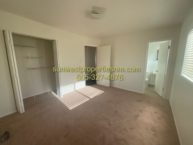 Building Photo - 3011 E Edgecliff Dr