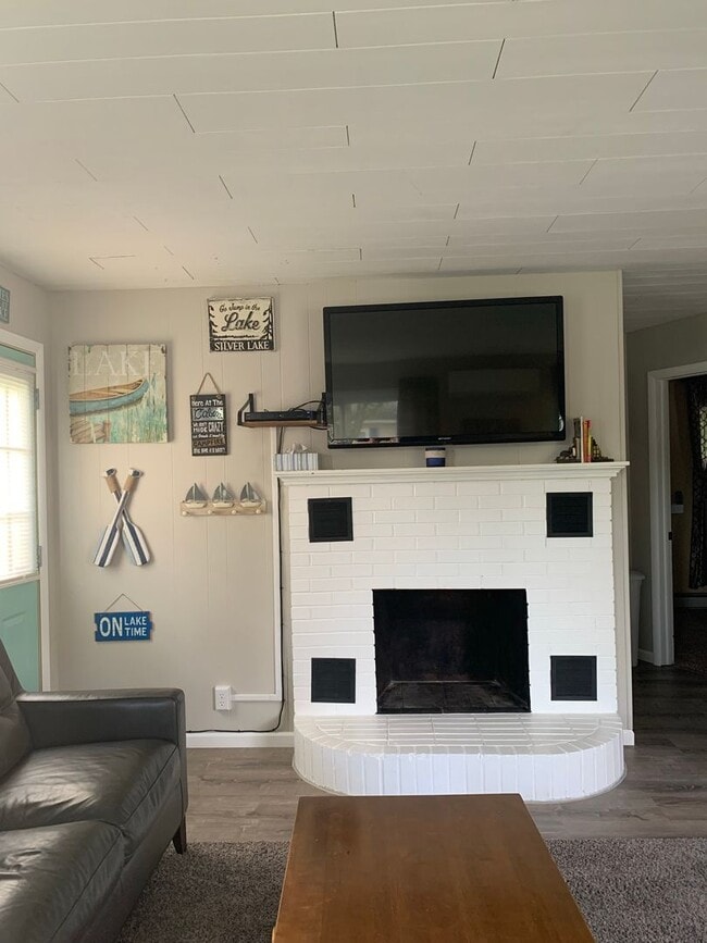 Building Photo - Fully-Furnished Cozy Retreat