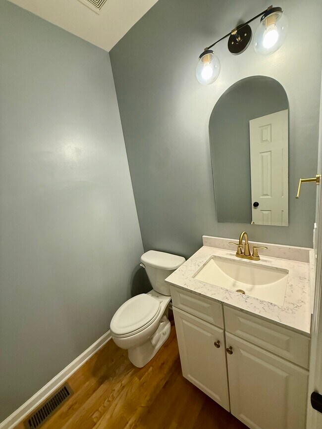 Building Photo - 2 Hall Manor