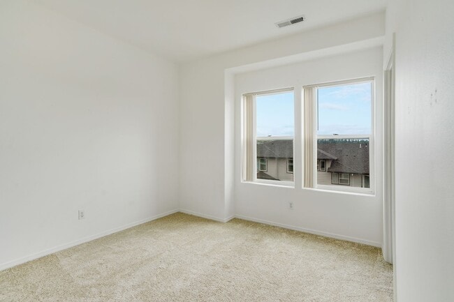 Building Photo - 3 bed, 3.5 bath townhouse in McKenzie Ridg...
