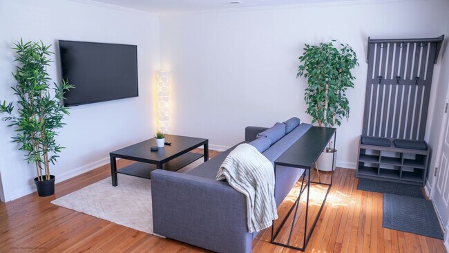 Building Photo - Fully Furnished Ranch Home in Birmingham, MI w/ All Utilities Included