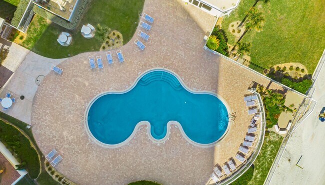 Building Photo - Direct Oceanfront Furnished/Unfurnished Co...