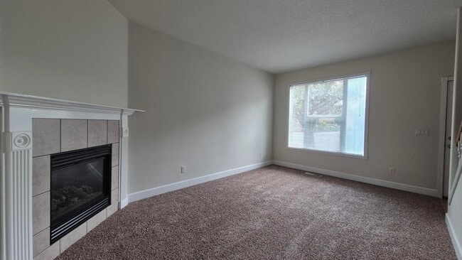 Building Photo - 3 Bedroom 2.5 Bath Town-Home in Gresham ne...
