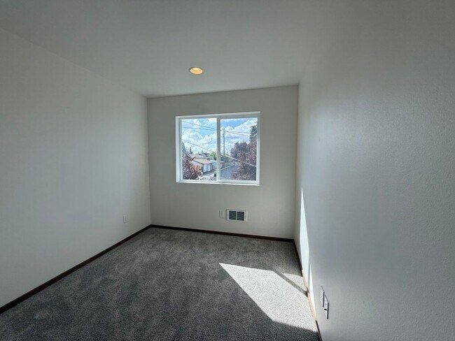 Building Photo - 3Bd/2.5Ba Everett Condo