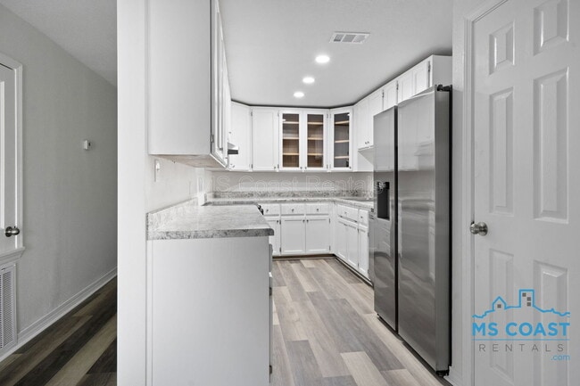 Building Photo - 340 Hiller Dr