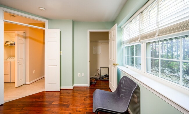 Building Photo - Comfortable Condo Living in Convenient Alexandria Location