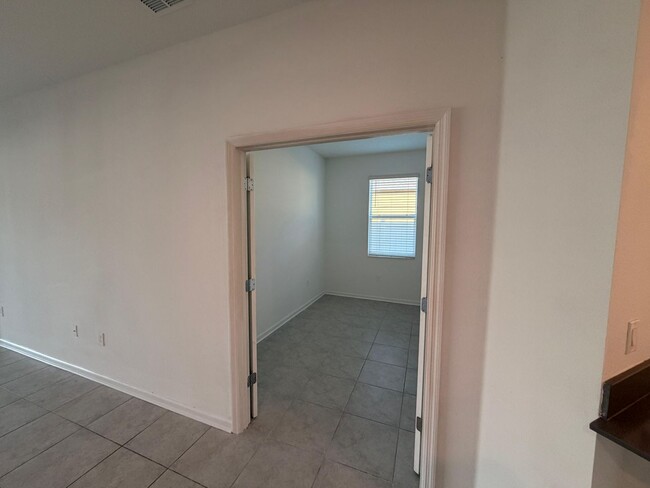 Building Photo - Rare find In-Law suite Home! Single family house with Separate entry and kitchen, laundry set!