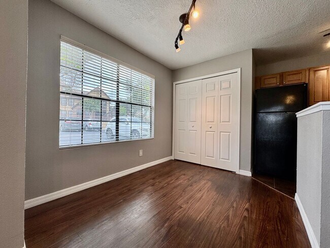Building Photo - 2/2 Condo in Gated Lakefront Community ~ G...