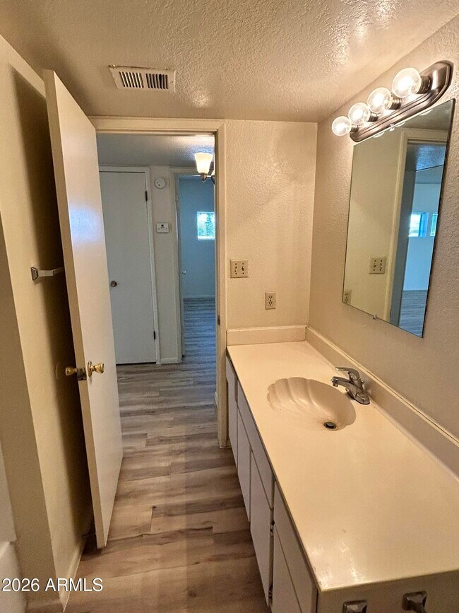 Building Photo - 2652 E Oakleaf Dr