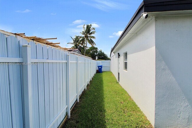 Building Photo - 18361 NE 20th Pl