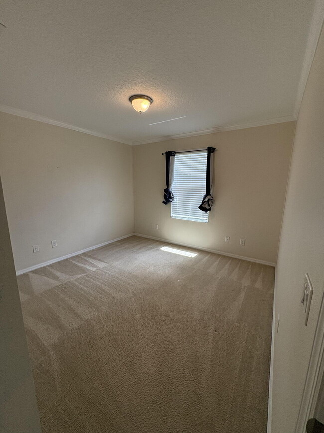 Building Photo - Spacious 5-Bedroom Pool Home with Putting ...