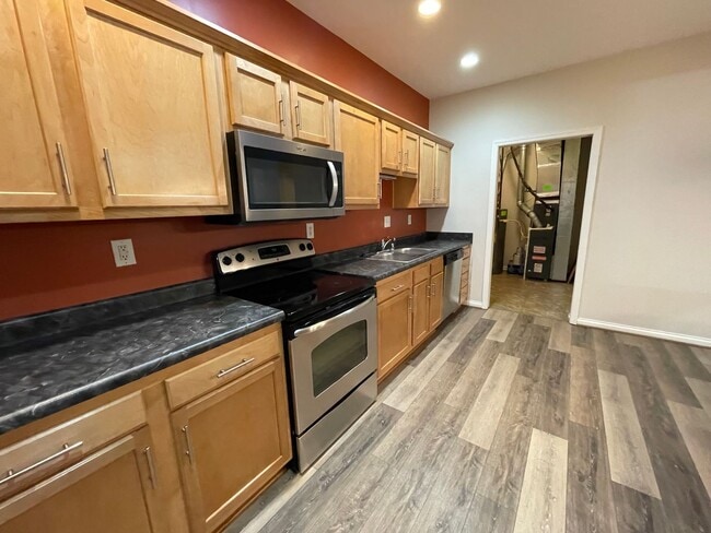 Building Photo - Beautiful 2 Bedroom Condo off of Shelbyvil...