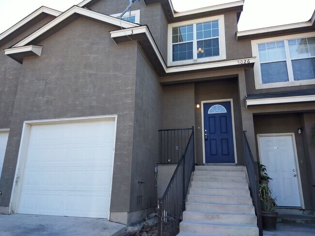 Building Photo - AVAILABLE NOW! 3 Bedroom 2.5 Bathroom Town...