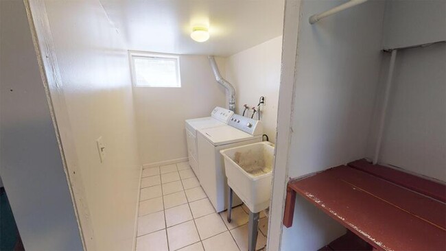 Building Photo - 822 Dewey Ave