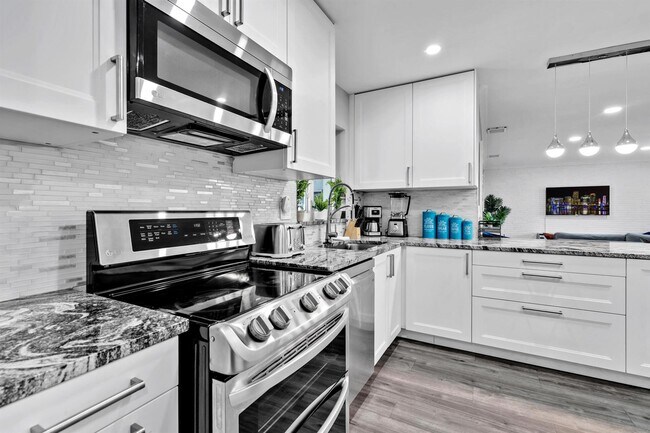 Building Photo - 6860 Tyler St