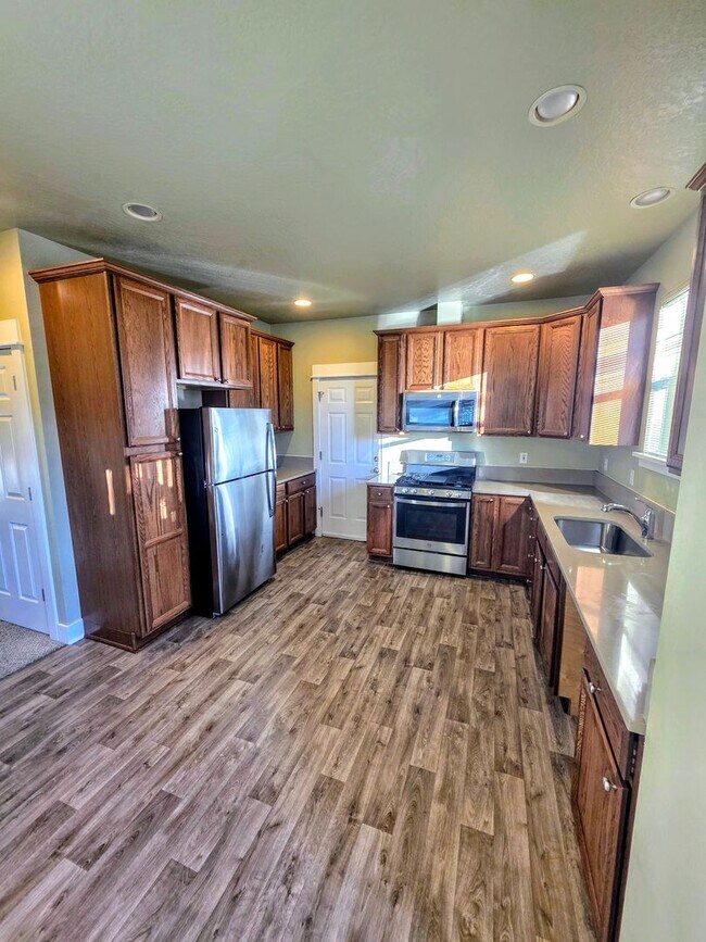 Building Photo - Make this house your home!