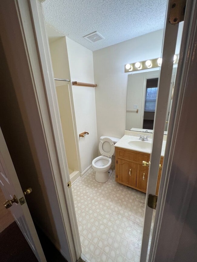 Building Photo - Available home in Cozy Caul-de-sac