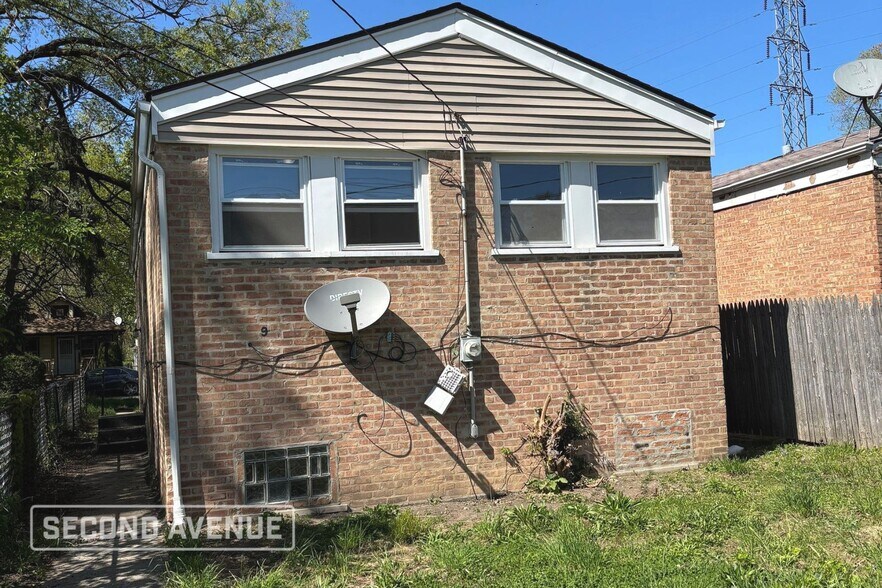 Building Photo - 1109 W 110th Pl