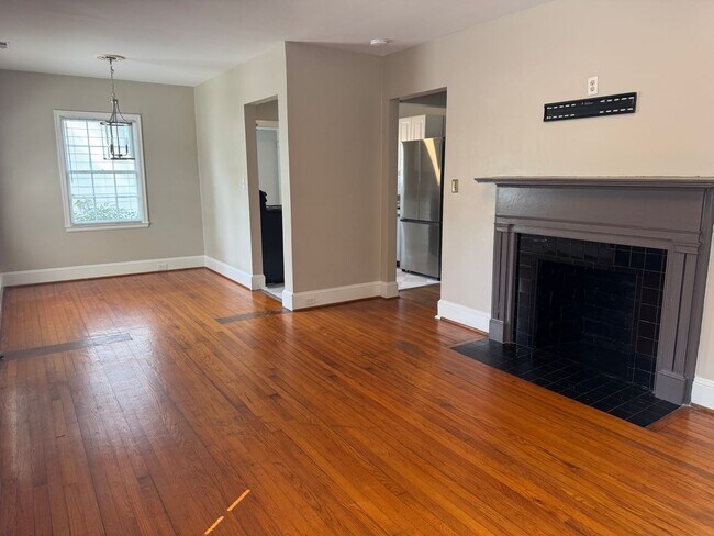 Building Photo - 2213 Chesterfield Ave