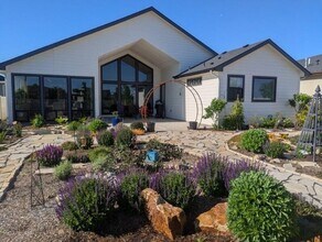 Building Photo - Luxury Living & Outdoor Oasis: Your Perfec...