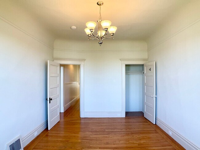 Building Photo - TOP FLOOR 4/2. In-Unit Laundry! Dishwasher...
