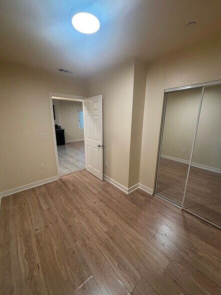 Building Photo - 329 1/2 E Gage Ave