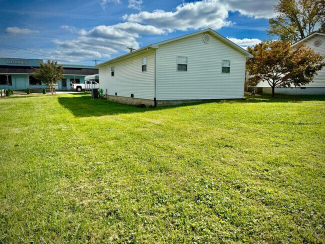 Building Photo - 73 Dan St