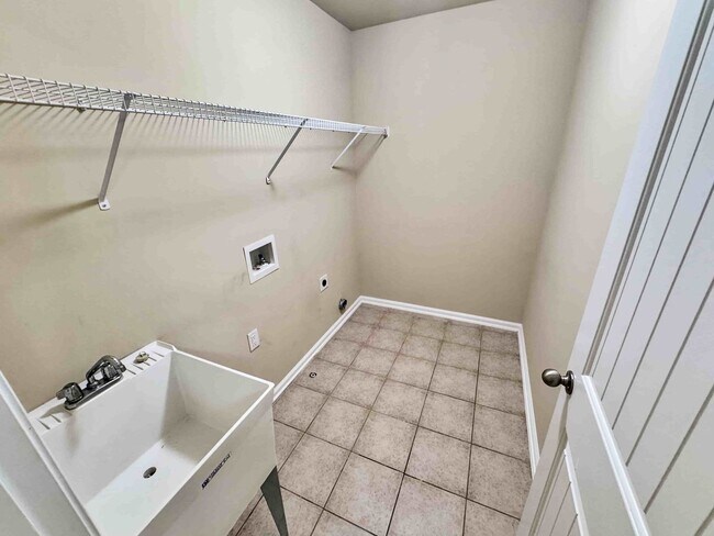 Building Photo - 6BR, 4BA, In-Law Suite