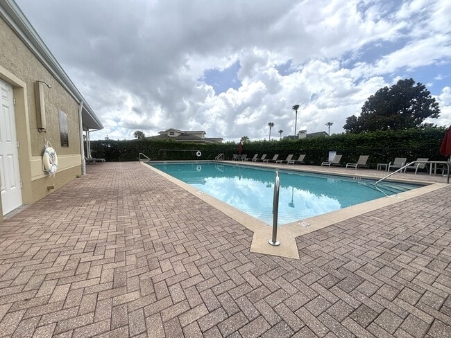 Building Photo - 13220 Fountainbleau Dr