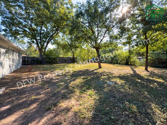 Building Photo - Fully Renovated 2-Bedroom Home Near UTA & AT&T Stadium – Modern Upgrades + Spacious Yard!