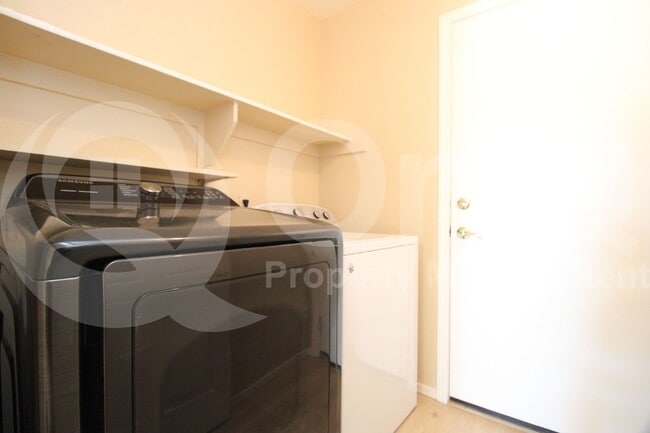 Building Photo - 7074 S Heather Dr