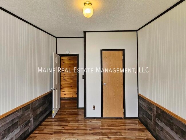 Building Photo - 113 H St