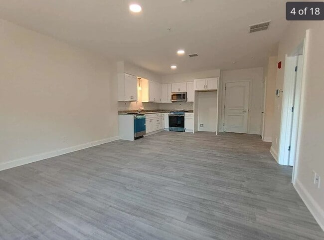 Building Photo - 10 Franklin Ave