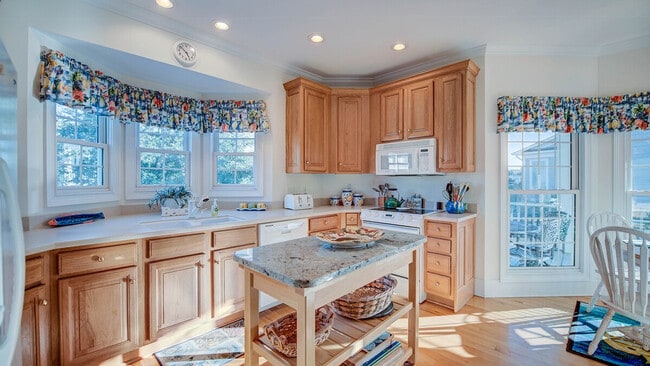 Building Photo - 203 Whiting Ln