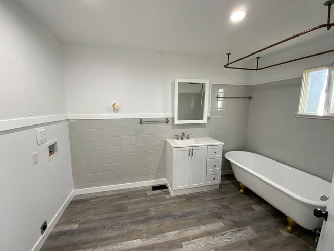 Building Photo - CHARMING UDPATED 2 BED 1 BATH CAPITOL HILL HOUSE IS A MUST SEE!!