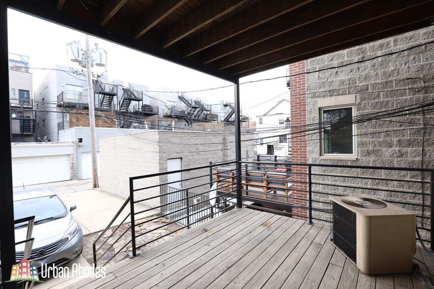 Building Photo - 920 N Paulina St