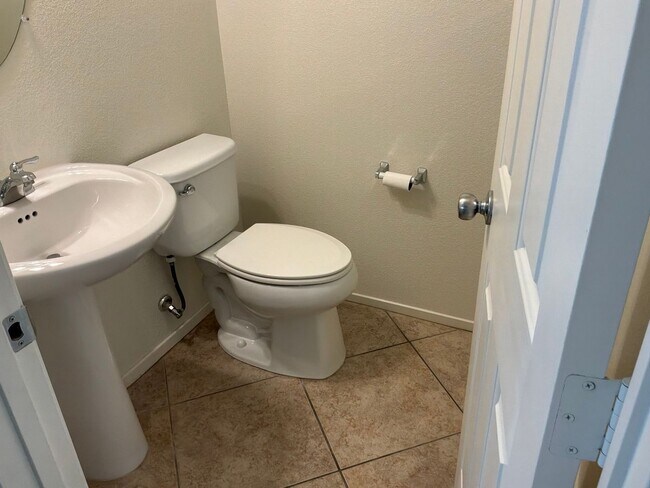 Building Photo - 2 Story detached home 3 bedrooms 2.5 bathrooms 2 car garage